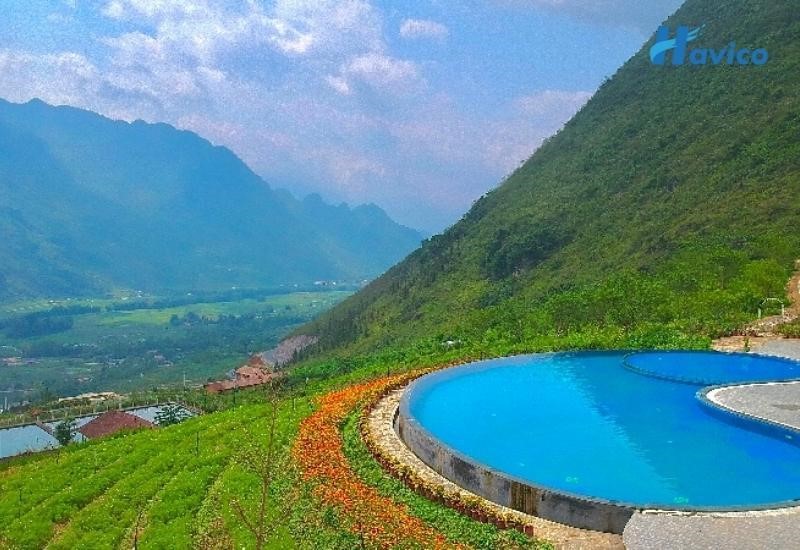 Bể bơi tràn viền có view đồi núi