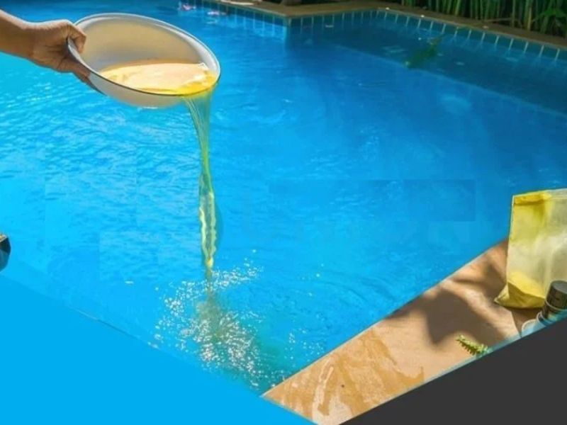 nước bể bơi bị nhiễm vôi