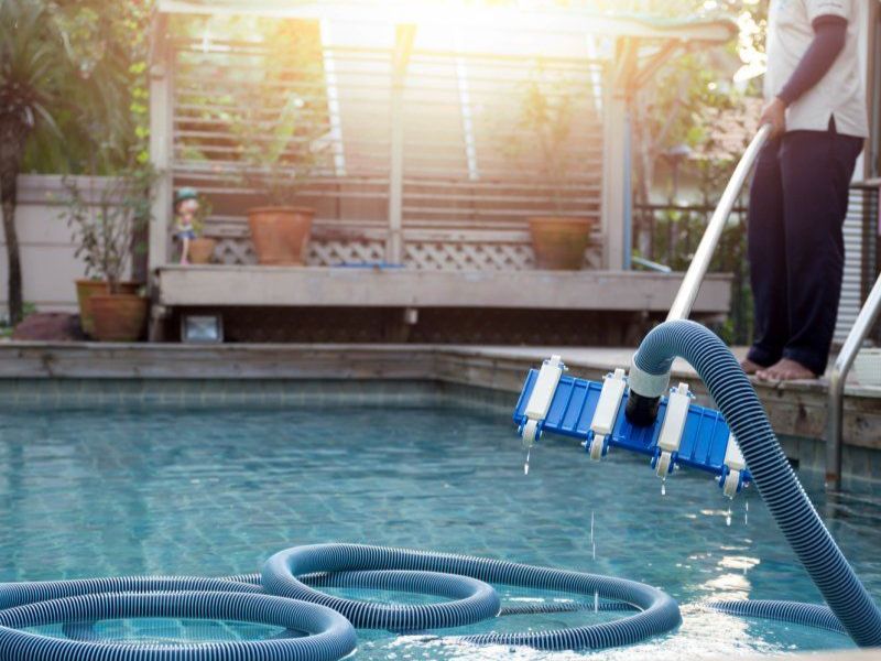 bàn hút vệ sinh bể bơi