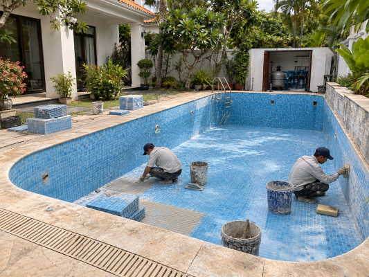 Lát gạch mosaic mới cho hồ bơi đang cải tạo