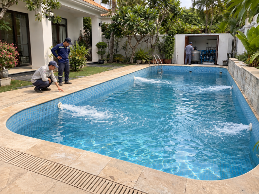 Kiểm tra thiết bị bơm lọc tại phòng máy bể bơi